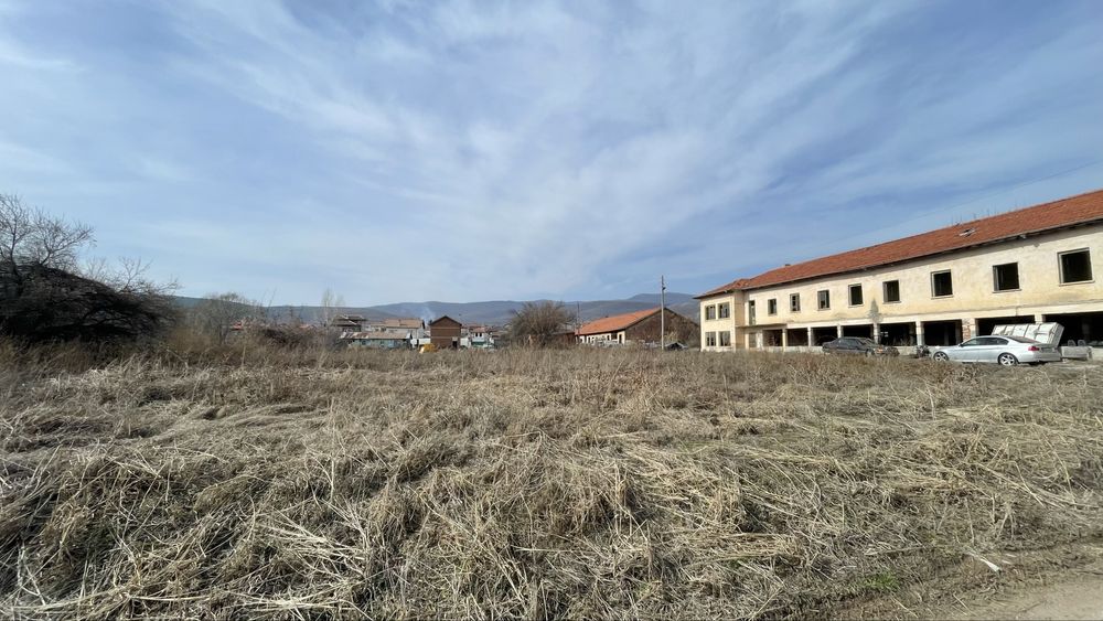 Парцел и сграда в стопански двор на село Радилово