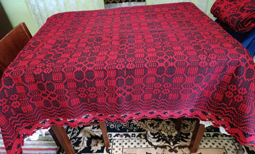 față de masă cu ciucuri