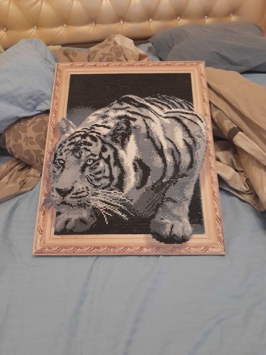 Картина тигра из кристаллов
