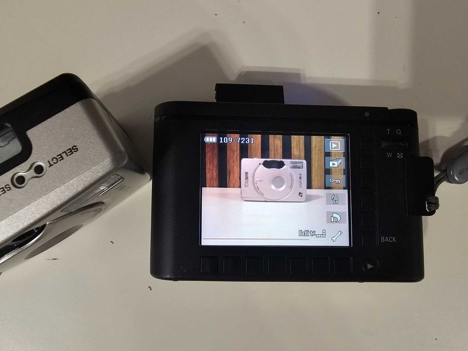 Aparat foto digital compact Samsung NV10 cu defect la blitz