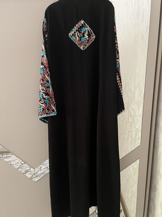 Жудаям чиройли абая, вышивкали