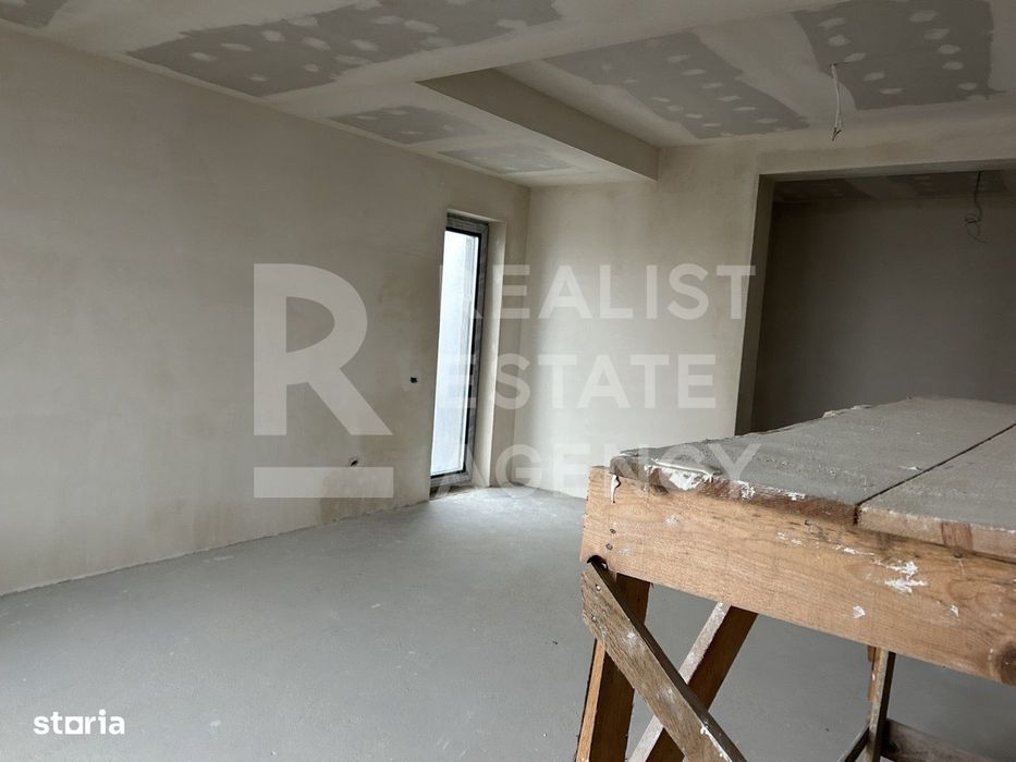 Casă P+1, 315 m² utili | Teren 1.530 m² | Pe malul lacului Ostratu