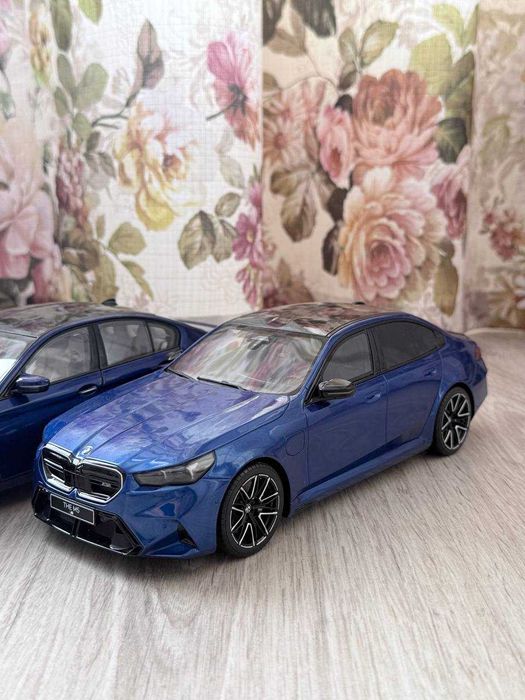 Колекционерски модели  BMW M5  1/18