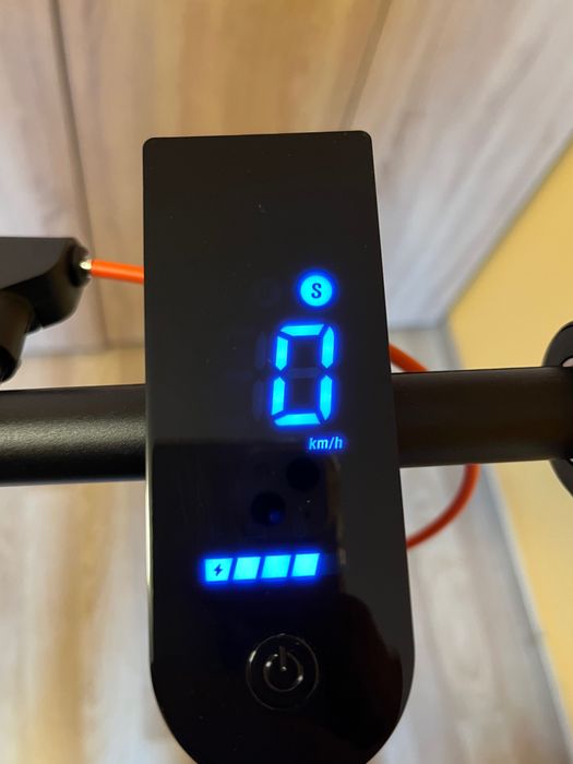 Продавам електрическа тротинетка Xiaomi Electric Scooter 4 Lite.