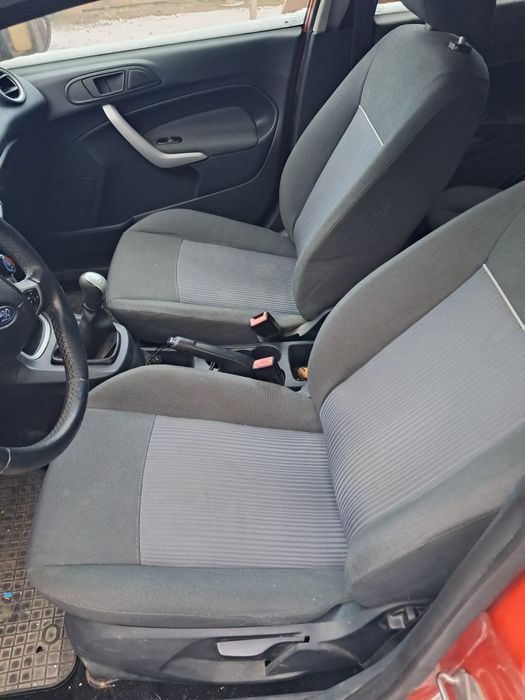 Vând Ford Fiesta an 2012