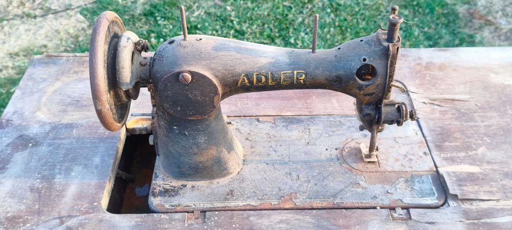 Стара шевна машина Adler