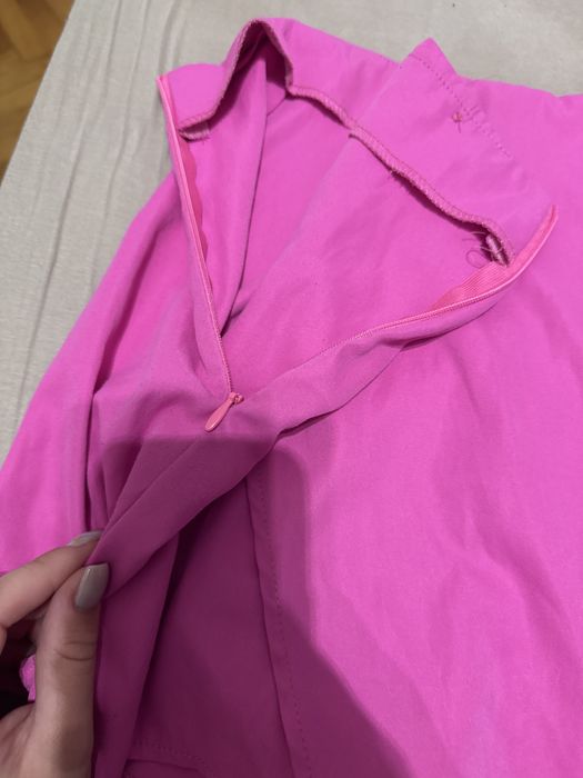 Къса розова пола панталон