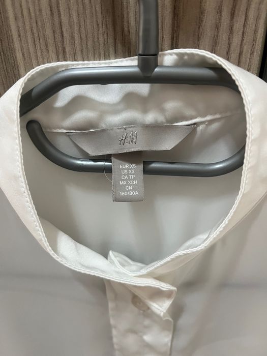 Бели Ризи Bershka, Hm