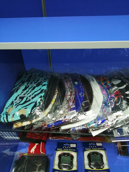 Очки, шапочки плавательные.