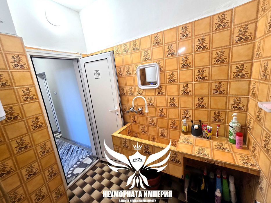 Продавам тристаен/четиристаен 121кв.м. с гараж, изба и таван в гр.Асеновград широк център