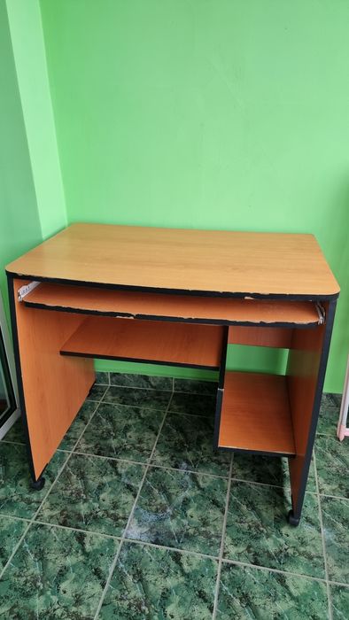 Продавам бюро  за