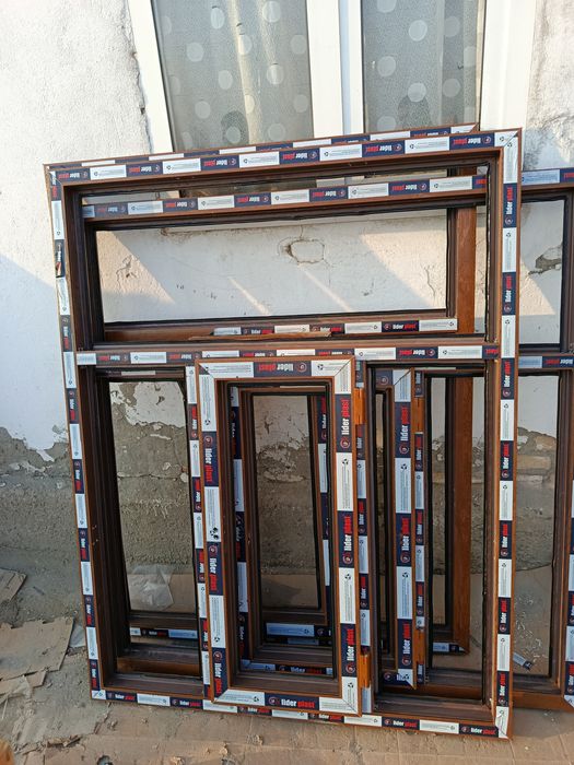 Akfa eshiklar va derazalar bor plast eshik va derazalar ham bor