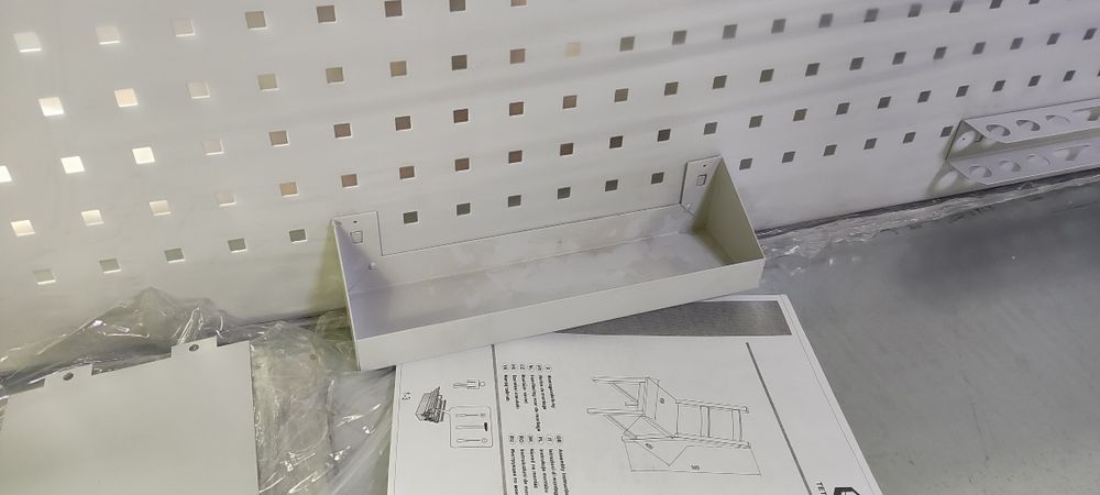 Стол-верстак с перфорированной панелью