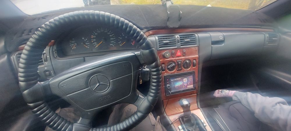 Мерседес бенс Е210