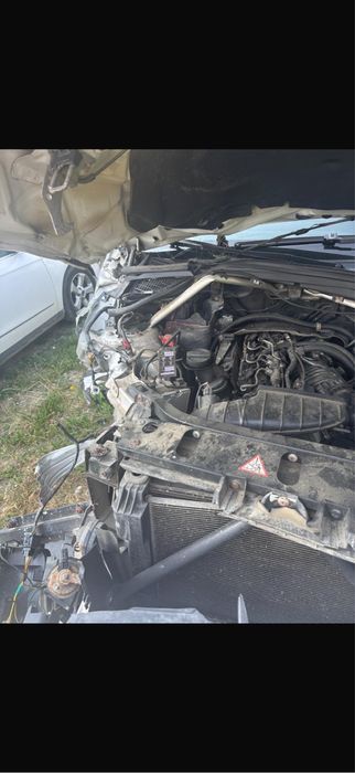 Vând bmw x3 f25 2011 avariat in partea din fata