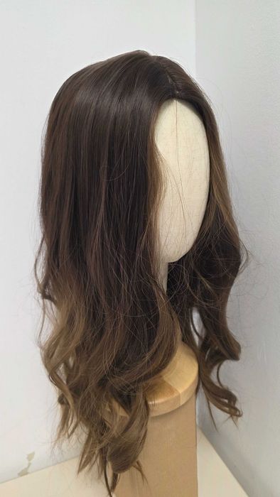 Perucă Haircube lungă ondulată șaten ombre – cărare pe mijloc