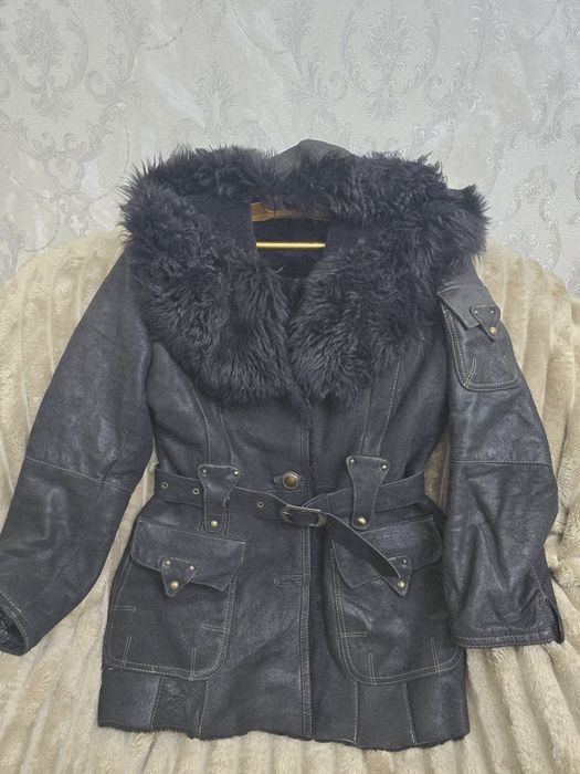 Женское пальто, дубленка, вечернее длиной платье, медовая жилетка