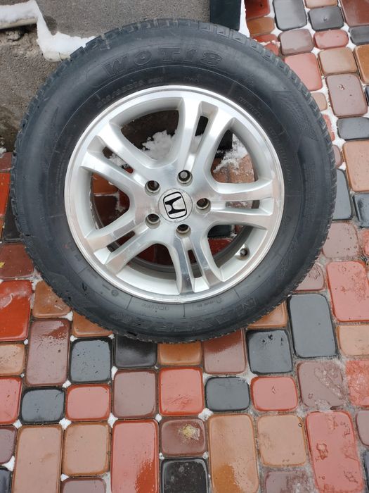 Продаю шины зимние на Honda CR-V