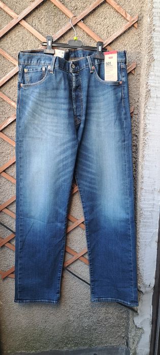 Jeans Levi's noi, cu etichetă.