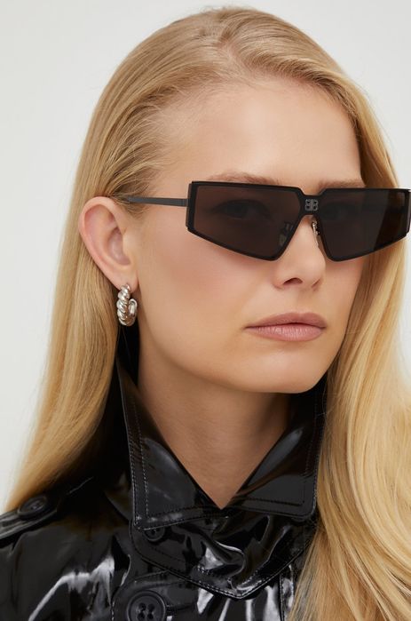 Слънчеви очила Balenciaga в черно
в черно