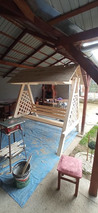 Balansoare și foișoare