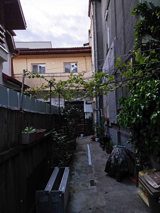 Particular vand vila langa Mall Vitan compusa din 4 apartamente cu intrari separate, colaboram cu agentii imobiliare