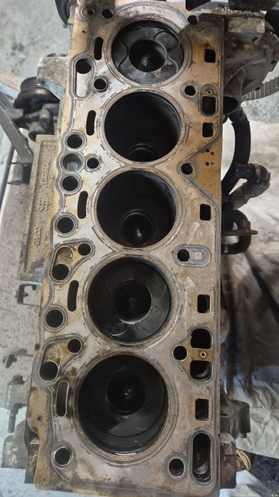 Vând bloc motor Volvo 2.0 euro 5