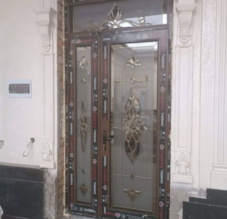 Gulli naqshli oyna vitraj