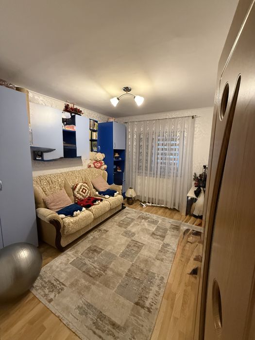 Vand apartament 3 camere + 2 balcoane inchise, decomandat, zona Tomesti