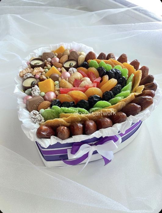 Букет из конфет, сухофрукт, ягод