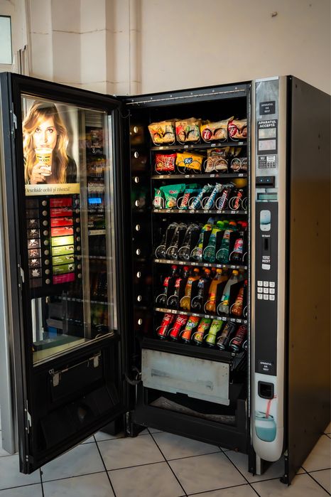 Automat sucuri vending / tonomat dulciuri / automat vending