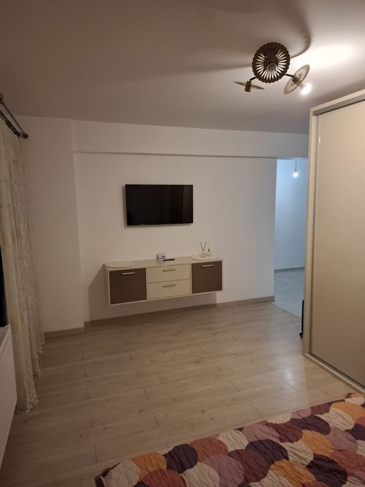 Inchiriez studio bloc 2022 loc de parcare privat