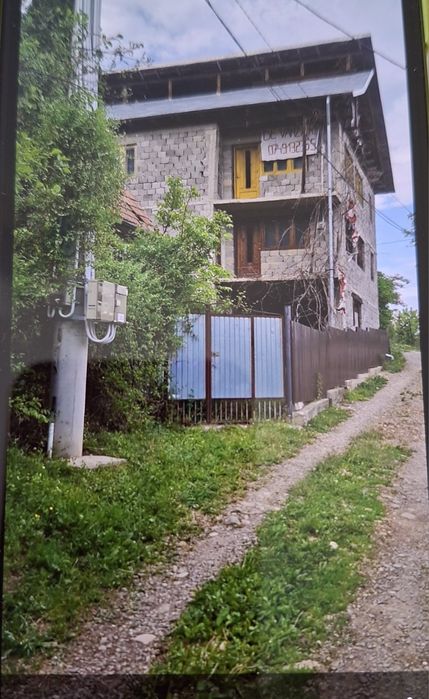 Vând casă în construcție din bolțari