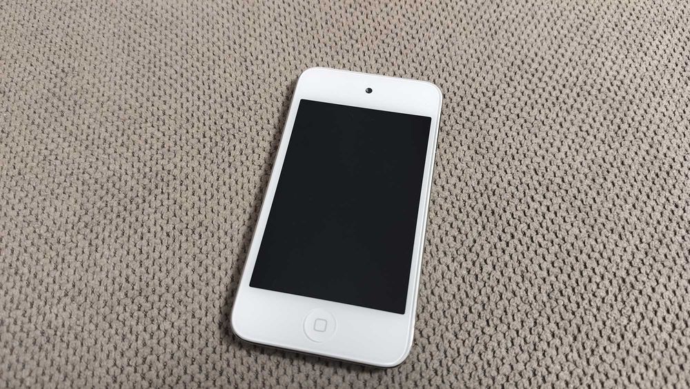 Apple iPod touch 4th Gen 8GB White model MD057KN