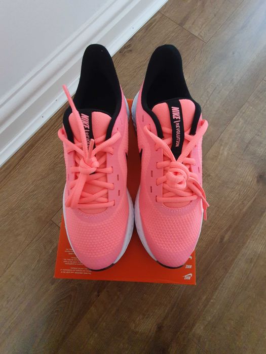Nike revolution чисто нови
