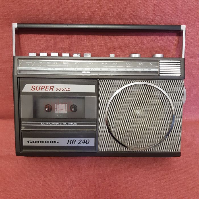 Radiocasetofon Grundig.
