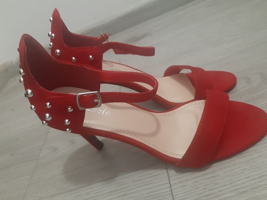 Sandale pe culoarea rosie