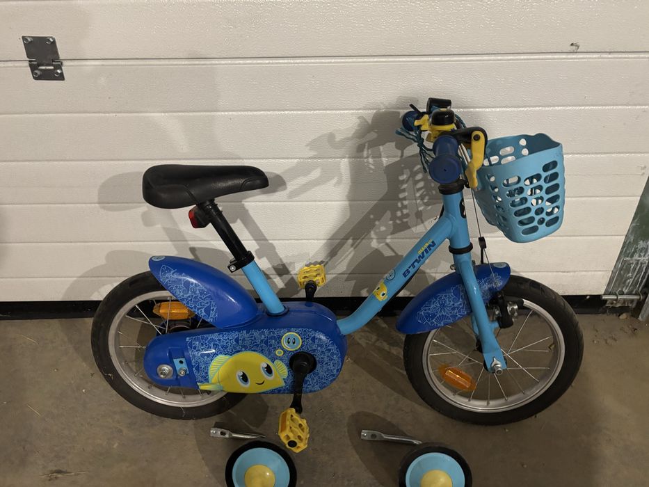 Vând bicicletă copii B'TWIN Ocean 100 (Decathlon), mărime 14 inch, potrivită pentru copii cu vârsta între 3 și 5 ani (înălțime aprox. 90 – 105 cm).