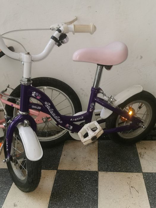 Vând bucătărie din lemn pt copii si bicicleta copii 3-4 ani.
