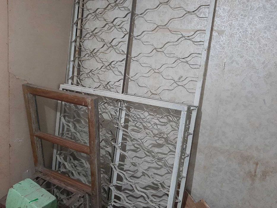 Продаются рамы деревянные с откосами и металлическими решетками