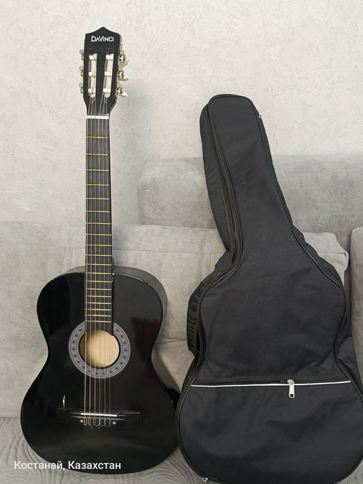 Продам гитару: Классика ,нейлоновые струны,