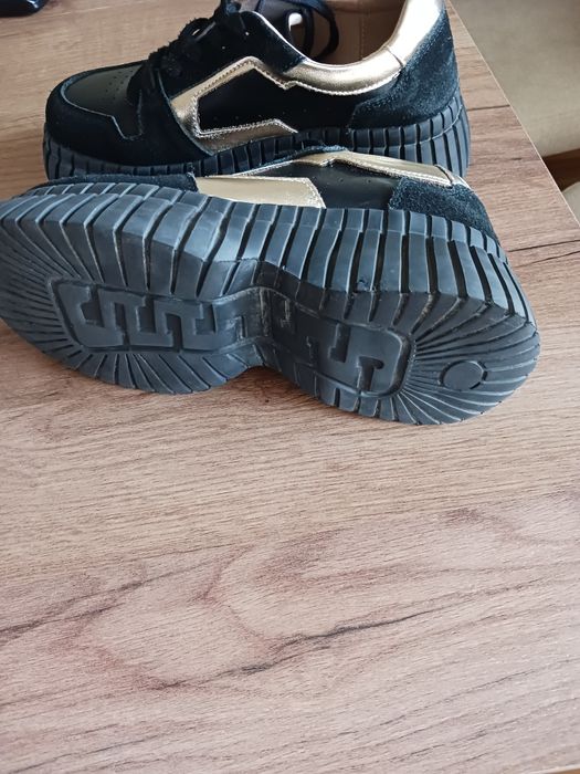 Обувки с висока платформа