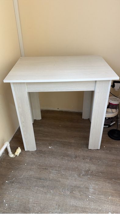 Стол обеденный, светлый