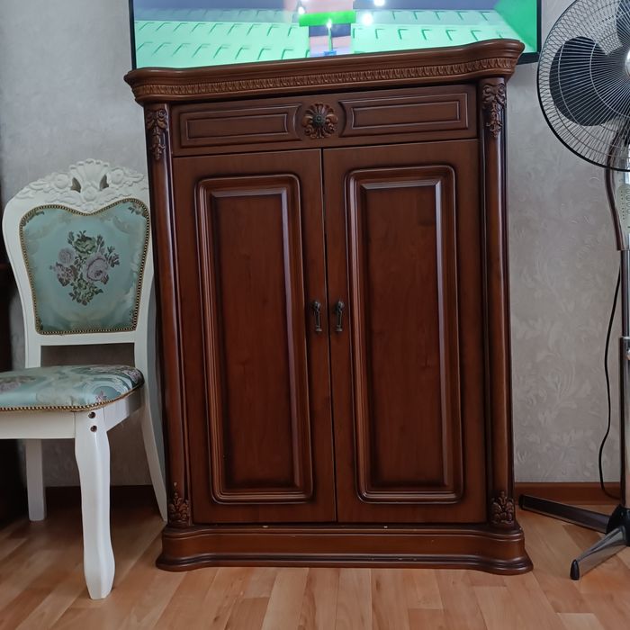 Продается мебель тумба и сервант.