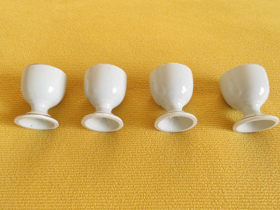 Set 4 suporturi pentru ou, imprimate cu motive florale