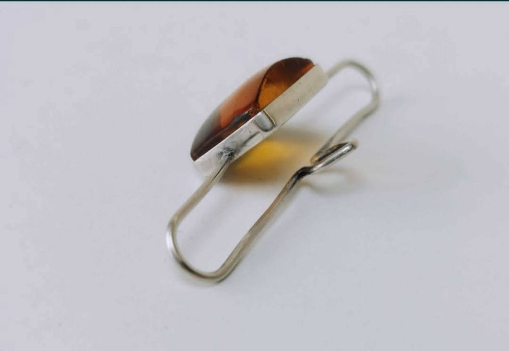 Brose/clema pentru esarfa din argint cu piatra de chihlimbar ruseasca