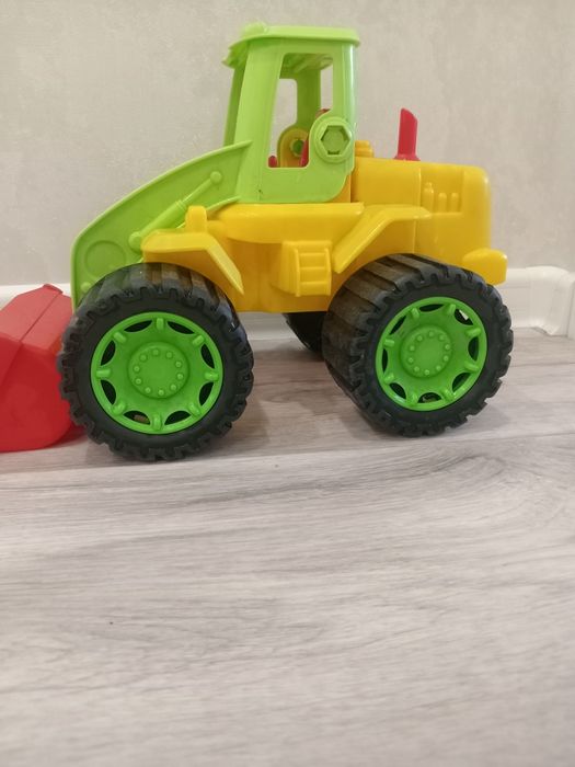 Продаю игрушечный трактор