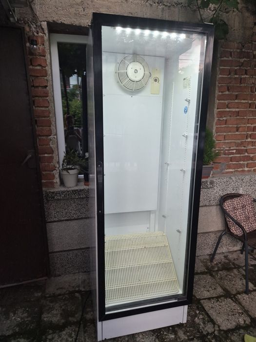 Продавам хладилна витрина