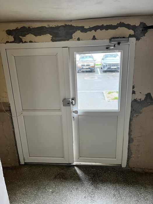 Vand usa dubla termopan folosita la intrare in bloc! Culoare alb