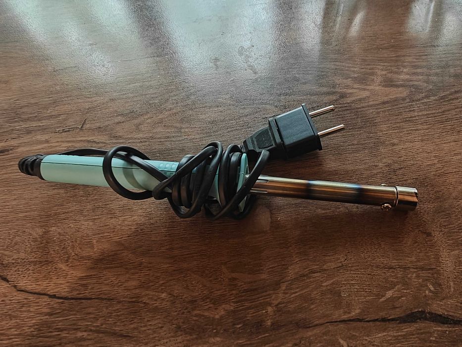 Инструмент за правене на дупки при презареждане на тонер касети